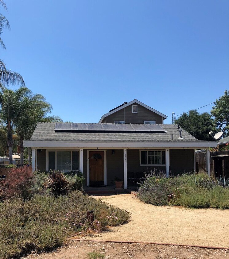 Foto principal - Single Family Home in Oak View!