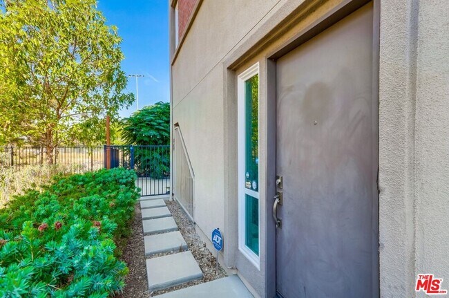 Building Photo - 2700 E Chaucer St