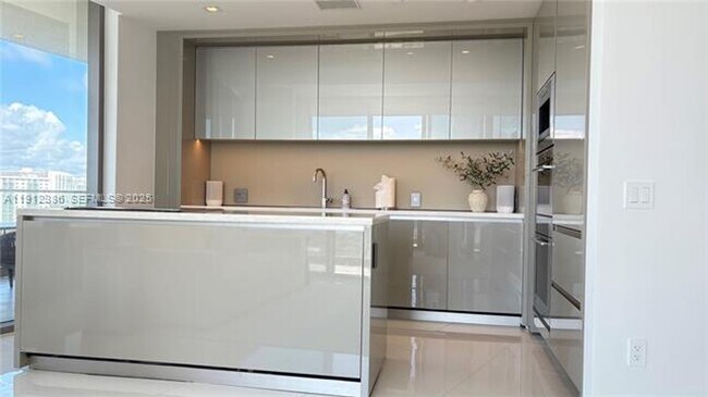 Foto del edificio - 18975 Collins Ave