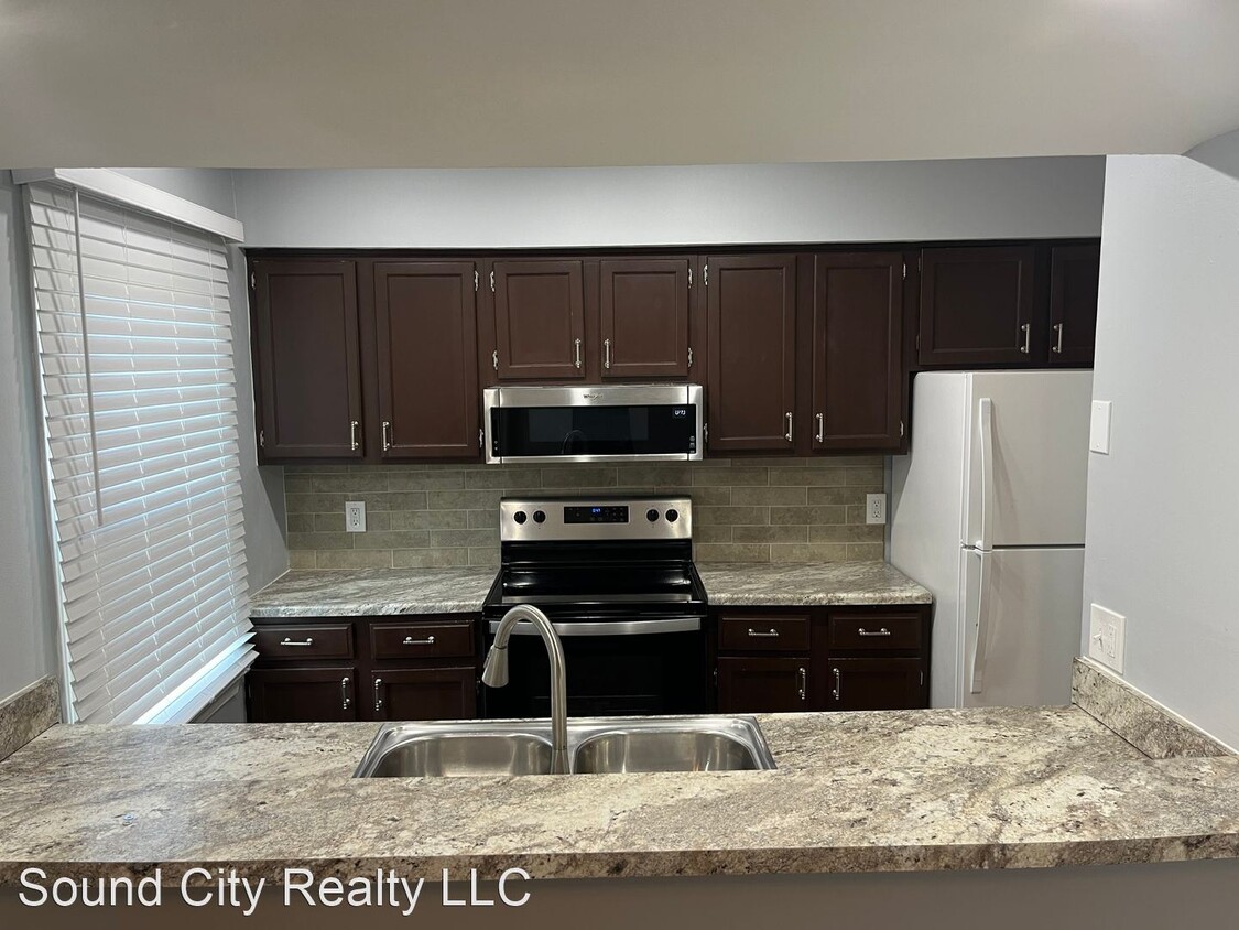 Primary Photo - 3 br, 2 bath House - 130 Lake Chateau Dr