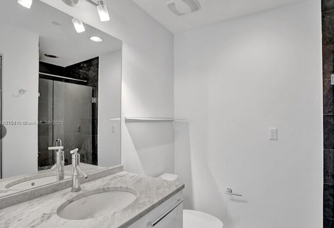 Building Photo - 900 Biscayne