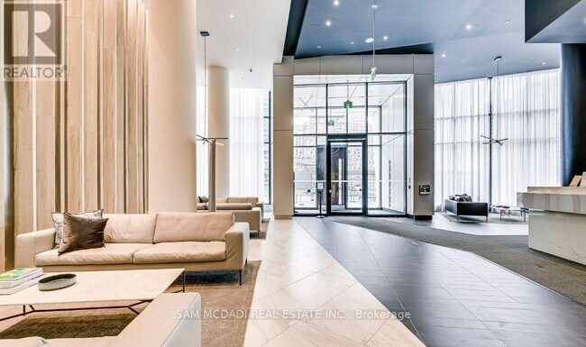 Photo du bâtiment - 3900 Confederation Pkwy