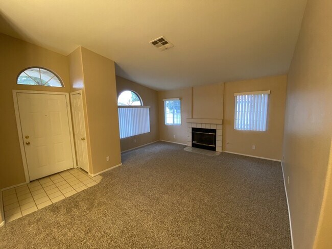 Building Photo - Beautiful 3 Bedroom 2 Bath House