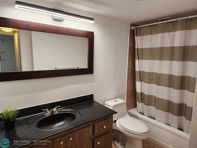 Foto del edificio - 2851 NE 183rd St