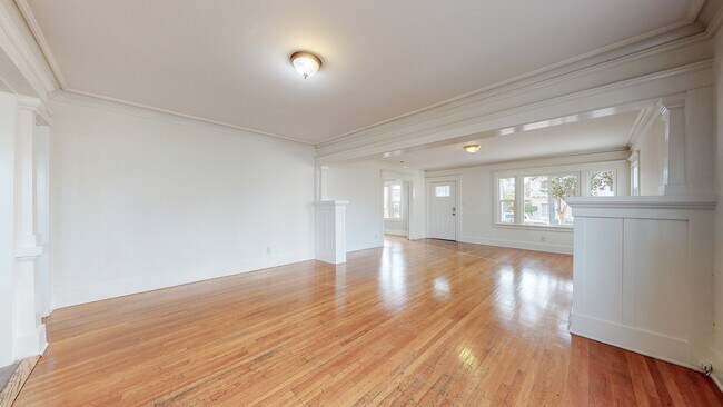 Ligero y brillante - 1436 S Norton Ave