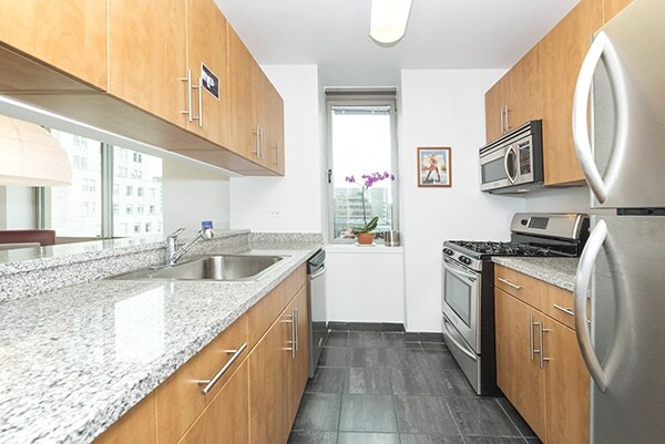 Building Photo - 2 Gold St