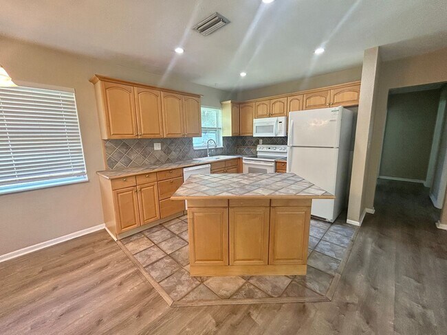 Building Photo - 3 Bed 1 Bath Home with fenced yard in quie...