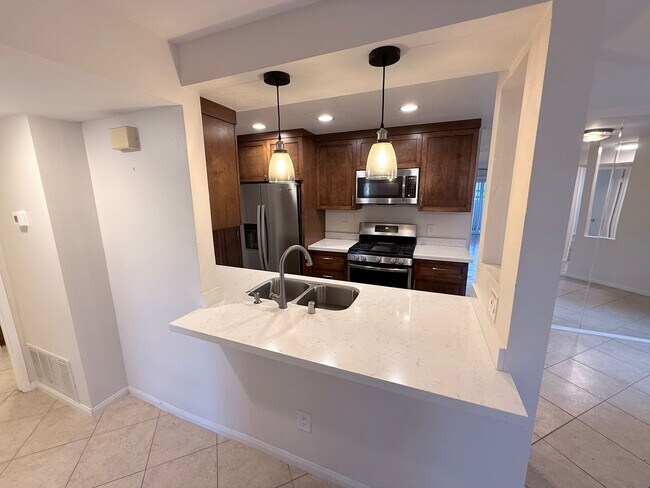 Foto del edificio - Eastlake Shores Downstairs Condo feat. Two Bedrooms and Two Bathrooms