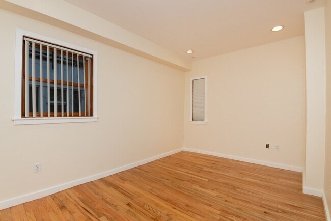 Building Photo - 224 Hurley St