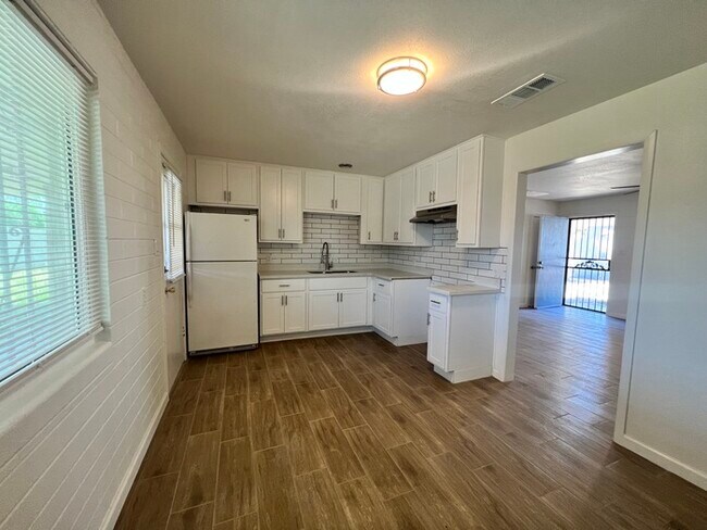 Foto del edificio - Fully Remodeled 3 Bedroom Home Located in ...