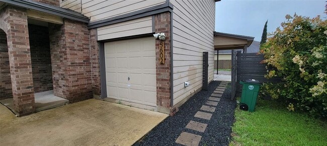 Building Photo - 5602 Apple Orchard Ln