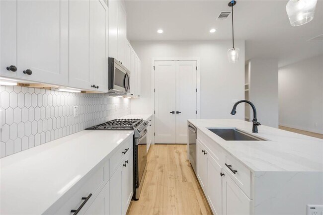 Building Photo - 6116 De Campo St