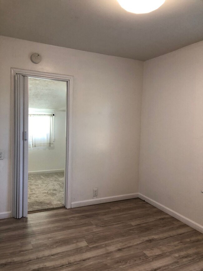 Foto del edificio - 307 W 8th St