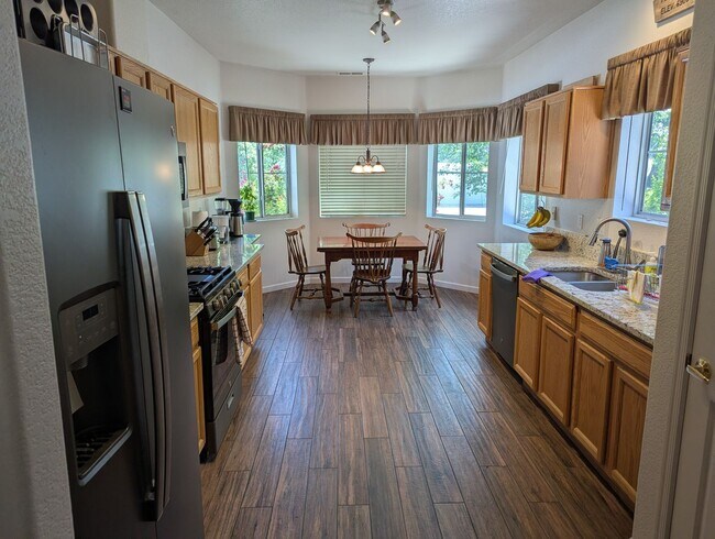 Foto del edificio - COMING SOON in August! Furnished Townhome in Boulder Pointe with All Utilities included - 3 bedro...