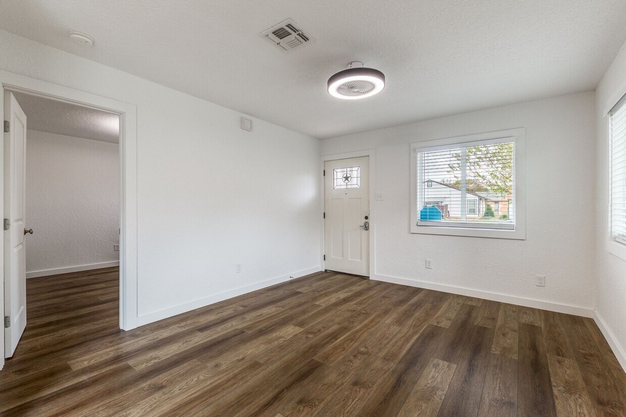 Charming 3-bedroom duplex nestled in the heart of the Great Northwest - Charming 3-bedroom duplex nestled in the heart of the Great Northwest