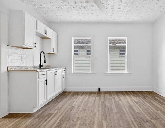 Building Photo - 9418 Parkview Ave