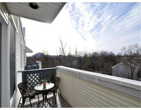 Building Photo - 218 Thorndike St