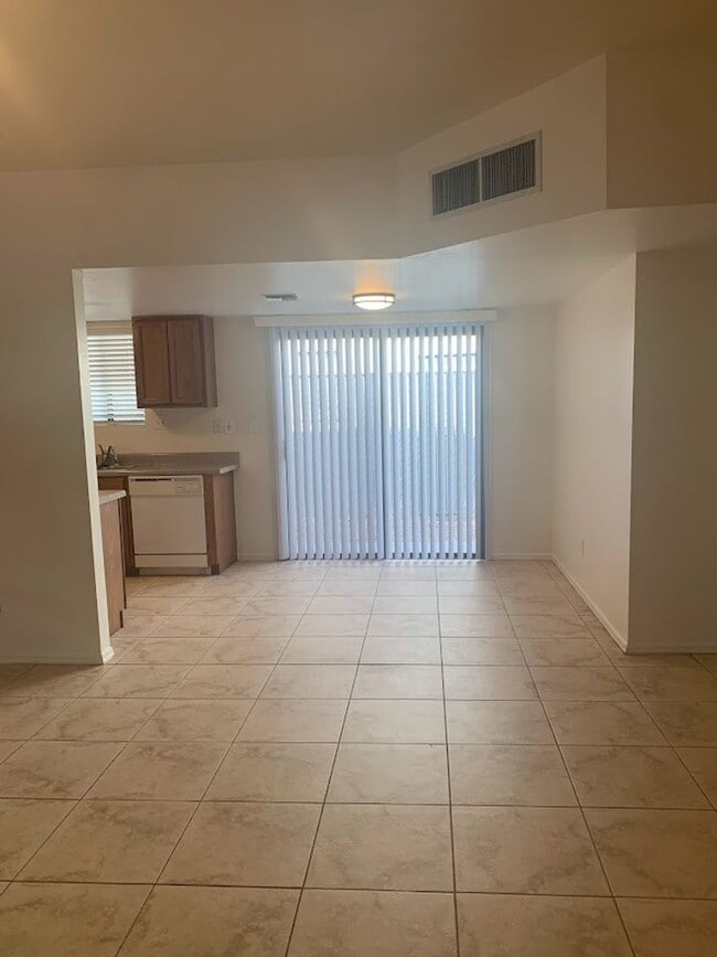 Building Photo - 9104 E Esperanza Dr