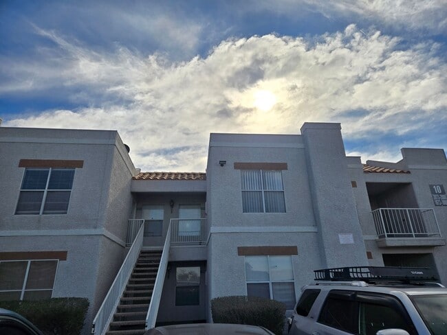 Foto del edificio - A Fabulous 2 Bedroom upstairs unit near Nellis AFB