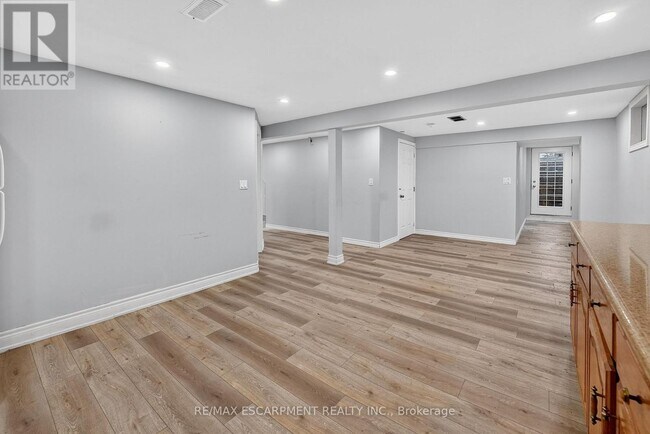 Photo du bâtiment - 214 Main St E