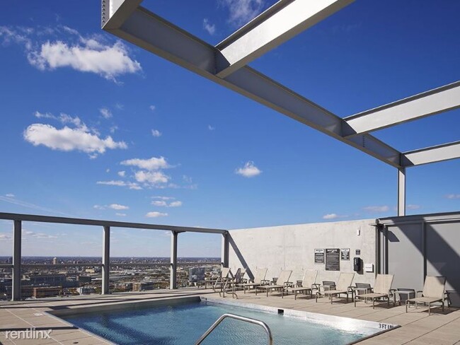 Building Photo - Studio, 1 bath Condo - 700 N LaSalle Dr
