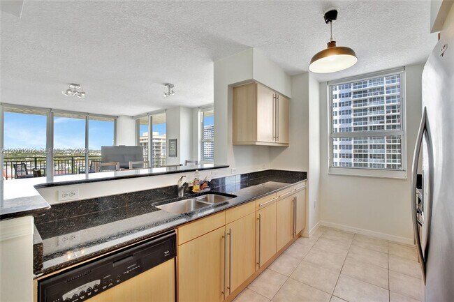 Foto del edificio - 2080 S Ocean Dr