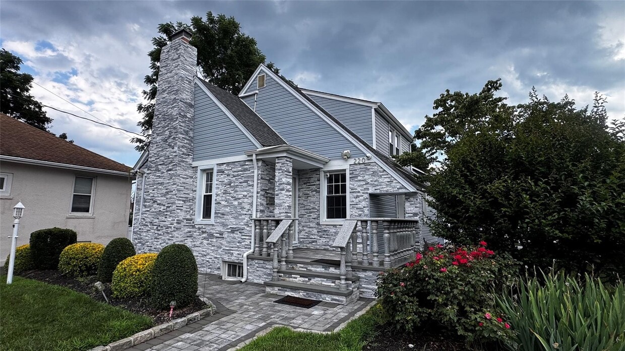 Primary Photo - 220 Grand Ave