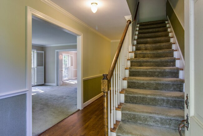 Foto del edificio - Huge Yard and Privacy, Right on Hillsboro Road at Fieldstone Farms!