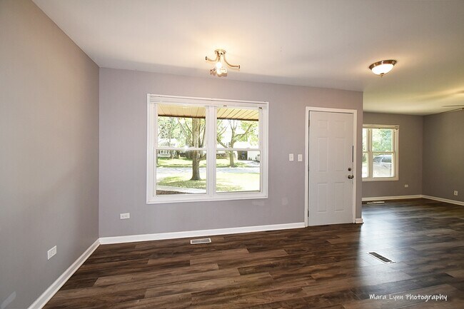 Building Photo - 121 Glen Lake Dr