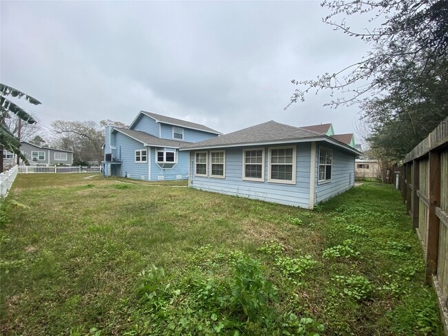 Building Photo - 911 Hawthorne Rd