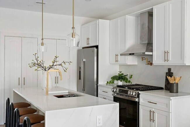 Building Photo - 98 Bennington St