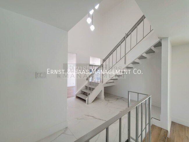 Building Photo - Beautifully Updated 4 Bedroom 2.5 Bath Spa...