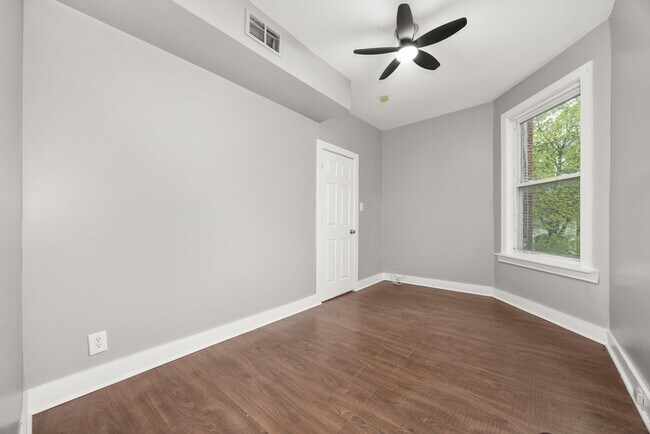Foto del edificio - 6813 S St Lawrence Ave