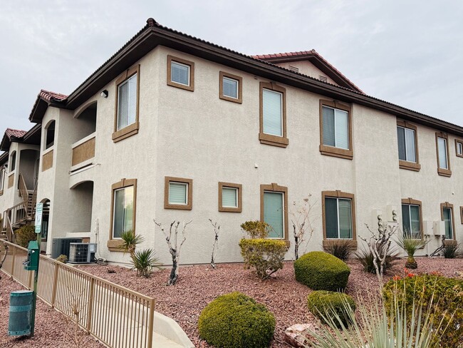 Building Photo - 3 bdrm, 2 bath Mission Hills Condo-Available Now!