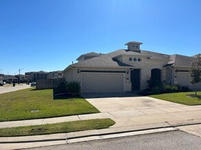Building Photo - 3 bed/3 bath in South College Station Avai...