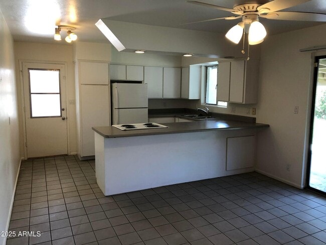 Building Photo - 718 E Granada Dr