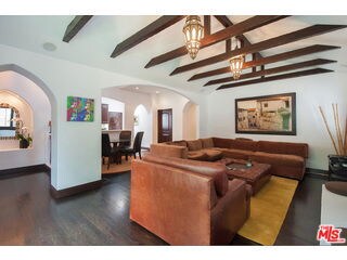 Foto del edificio - 9031 Rosewood Ave