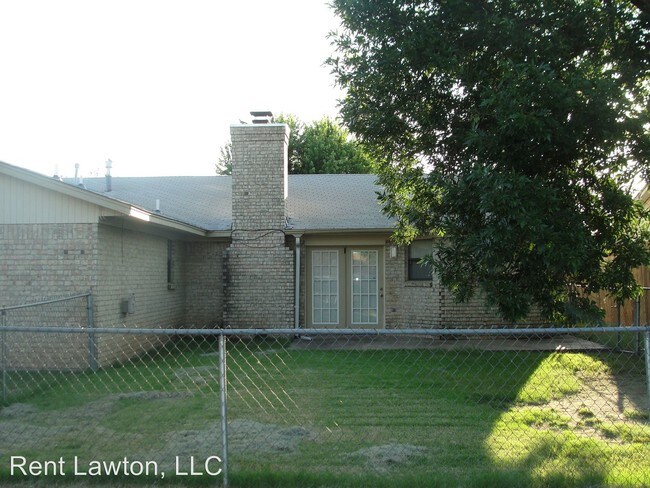 Building Photo - 706 SW Chaucer Dr