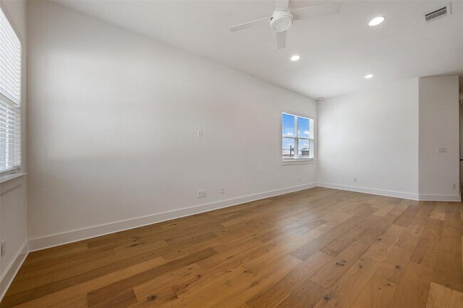 Foto del edificio - 308 E 20th St