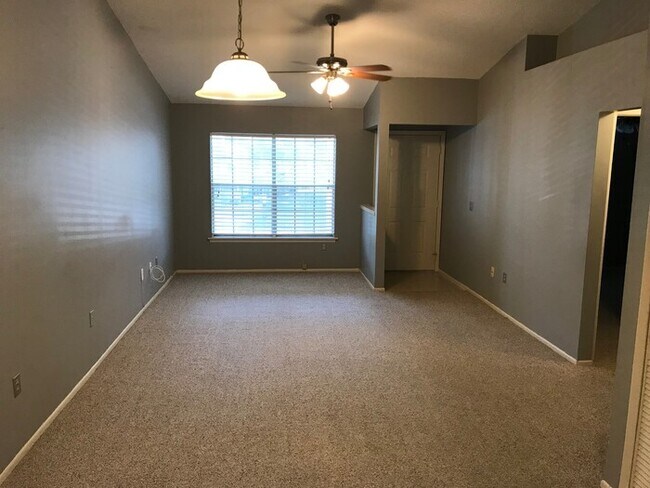 Foto del edificio - Convenient 2/2 Orlando Condo – Water & Garbage Included!
