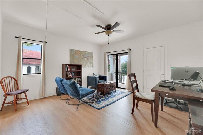 Foto del edificio - 24 Sunflower Ave