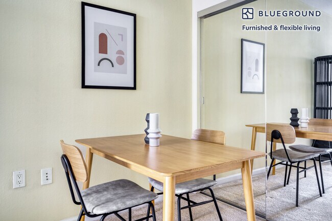 Foto del edificio - 1000 National Ave