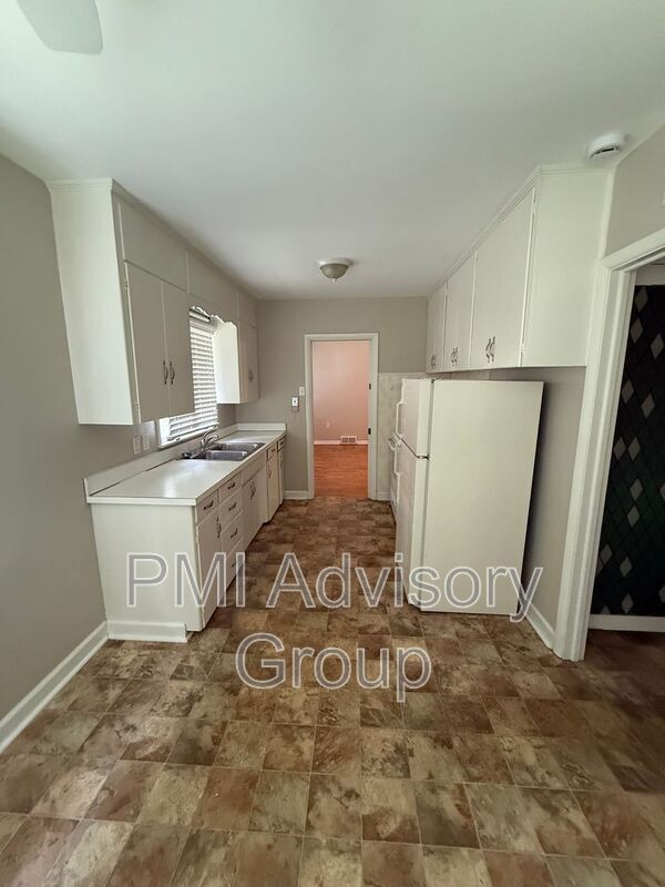 Building Photo - 200 SW Country Club Dr