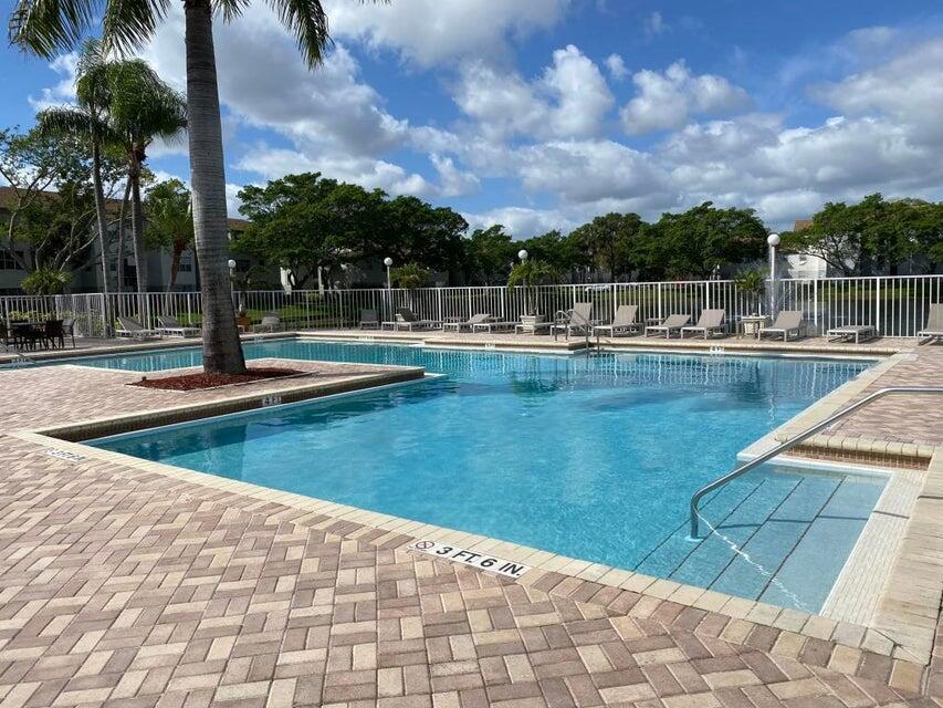 Foto principal - 1401 Village Blvd