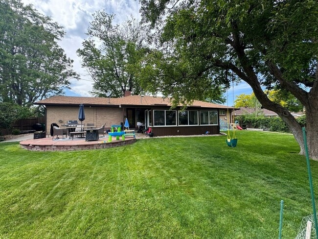 Building Photo - 500 Estes St