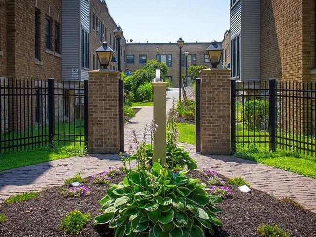 Foto del edificio - Courtyard at James