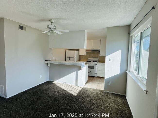 Building Photo - Cute Quadplex Unit