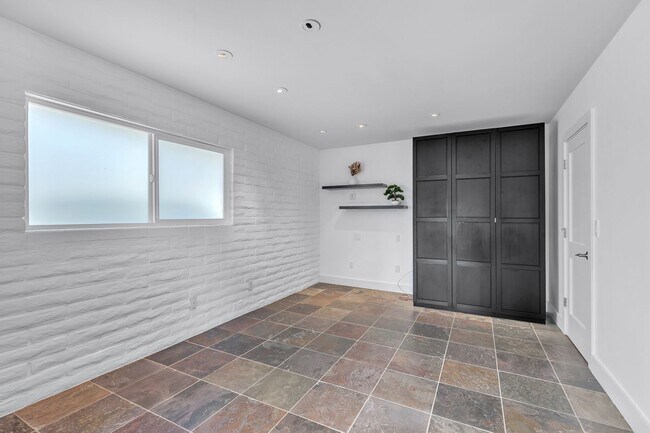 Foto del edificio - Mid-century modern home in Arcadia with pr...