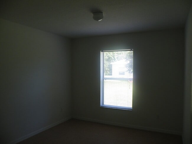 Building Photo - 17 Philmont Ln