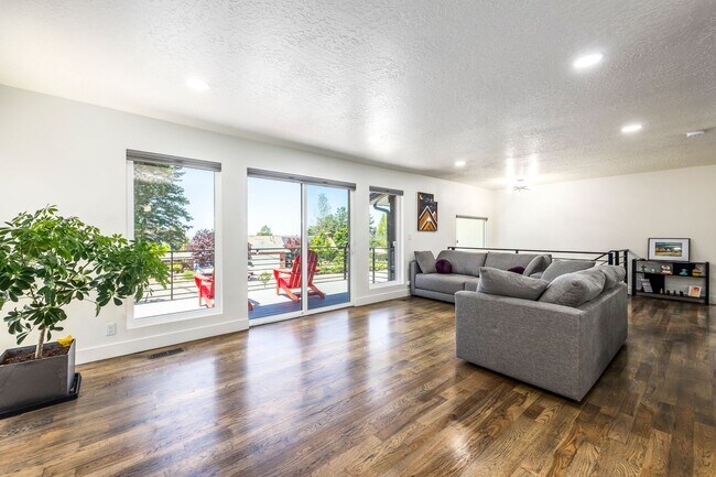 Foto del edificio - Exquisitely Renovated 4-Bedroom Oasis with Modern Upgrades